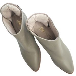 Nwot Solsana Taupe/Stone Leather Stacked Heel Ankle Boots